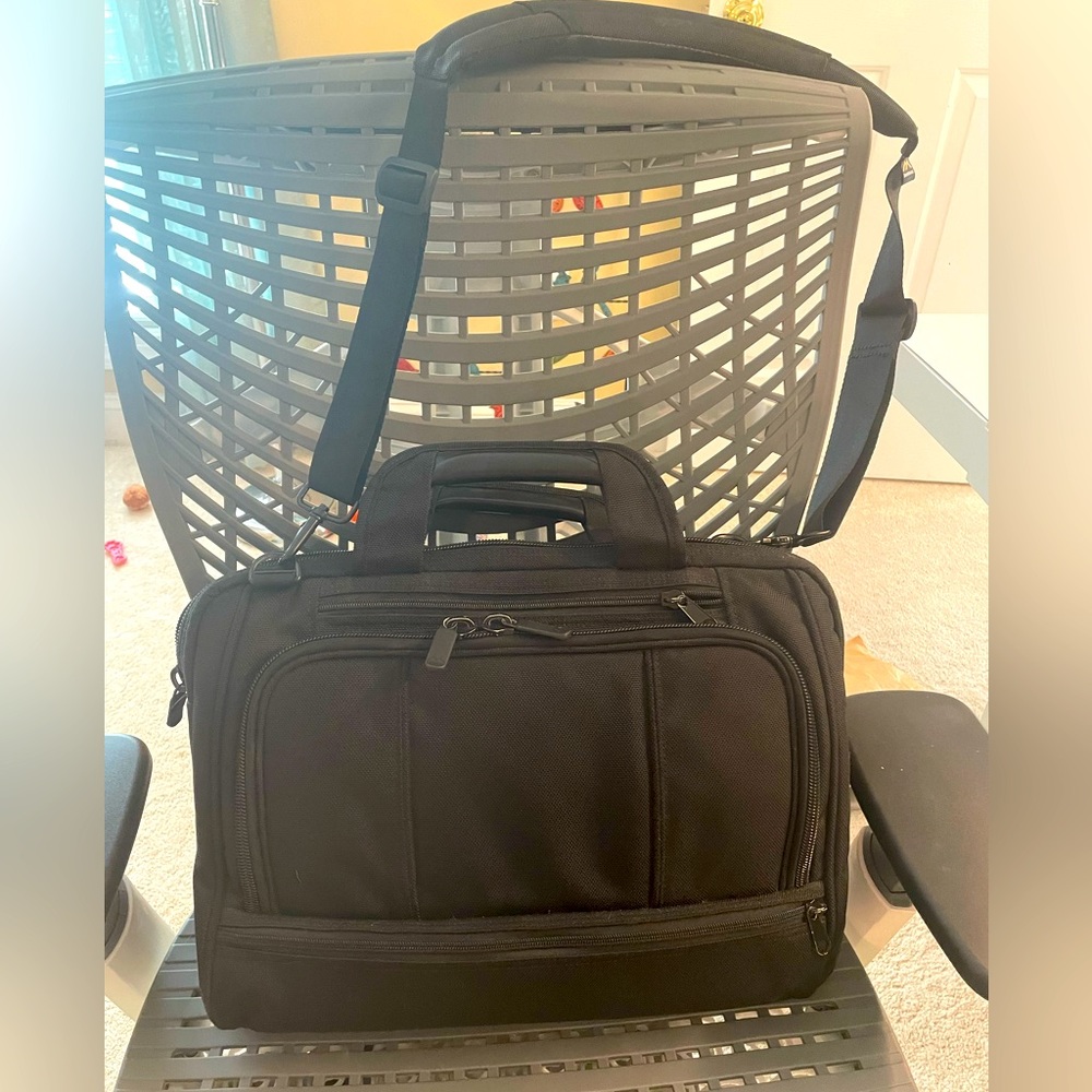 Brenthaven Black Nylon Laptop Shoulder Case Bag - up to 15.6" Laptops
